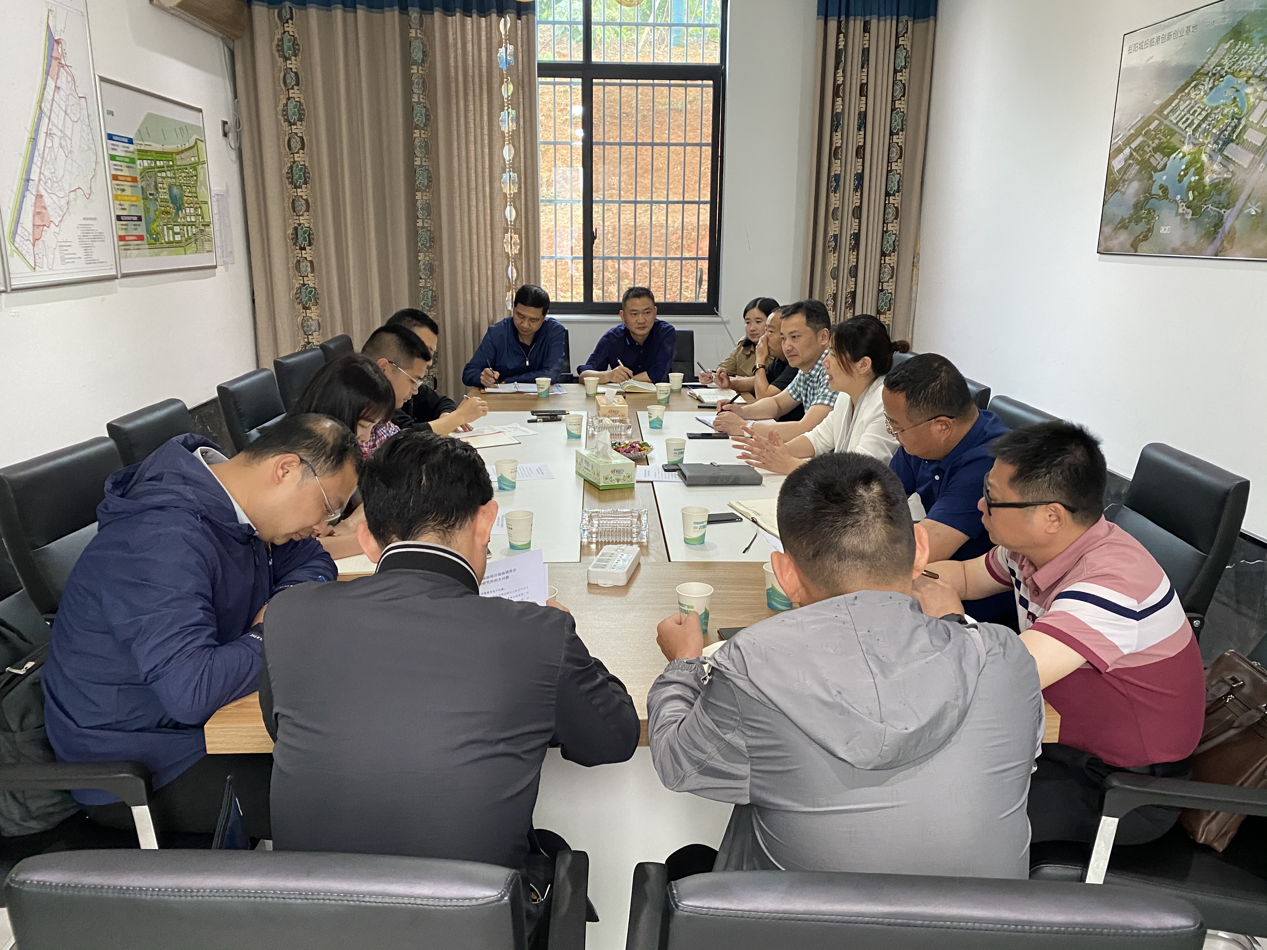 5.17云溪區(qū)常務(wù)副區(qū)長(zhǎng)胡蝶在臨港創(chuàng)新創(chuàng)業(yè)基地主持召開現(xiàn)場(chǎng)調(diào)度會(huì).jpg 5.17云溪區(qū)常務(wù)副區(qū)長(zhǎng)胡蝶在臨港創(chuàng)新創(chuàng)業(yè)基地主持召開現(xiàn)場(chǎng)調(diào)度會(huì).jpg